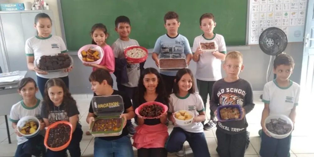 Alunos levaram seus pratos para aproveitarem com os colegas em sala