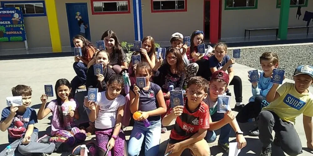 Proposta traz passaporte para que alunos mostrem quantas obras lerão até julho