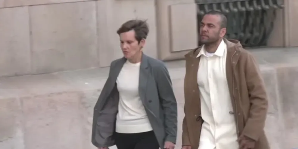 Ex-jogador Daniel Alves é visto com sua advogada, Inés Guardiola Sánchez, advogada de Daniel Alves, a caminho de tribunal na Espanha após liberação de Alves sob fiança