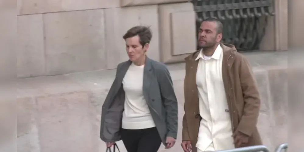 Ex-jogador Daniel Alves é visto com sua advogada, Inés Guardiola Sánchez, advogada de Daniel Alves, a caminho de tribunal na Espanha após liberação de Alves sob fiança