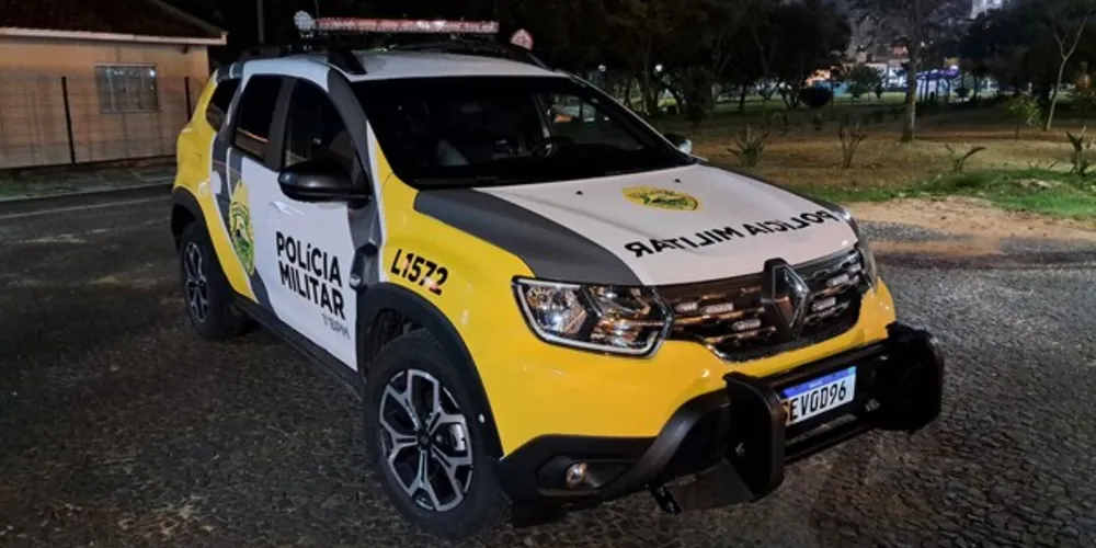 Ao chegar ao local, a equipe policial constatou que a porta do apartamento denunciado estava fechada