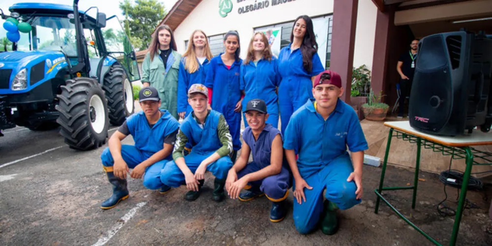 Novos tratores reforçam mecanização dos colégios agrícolas e florestais do Paraná