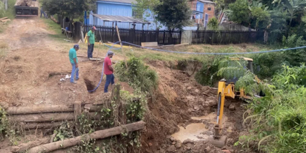 A frente de trabalho está interditando temporariamente um trecho da via
