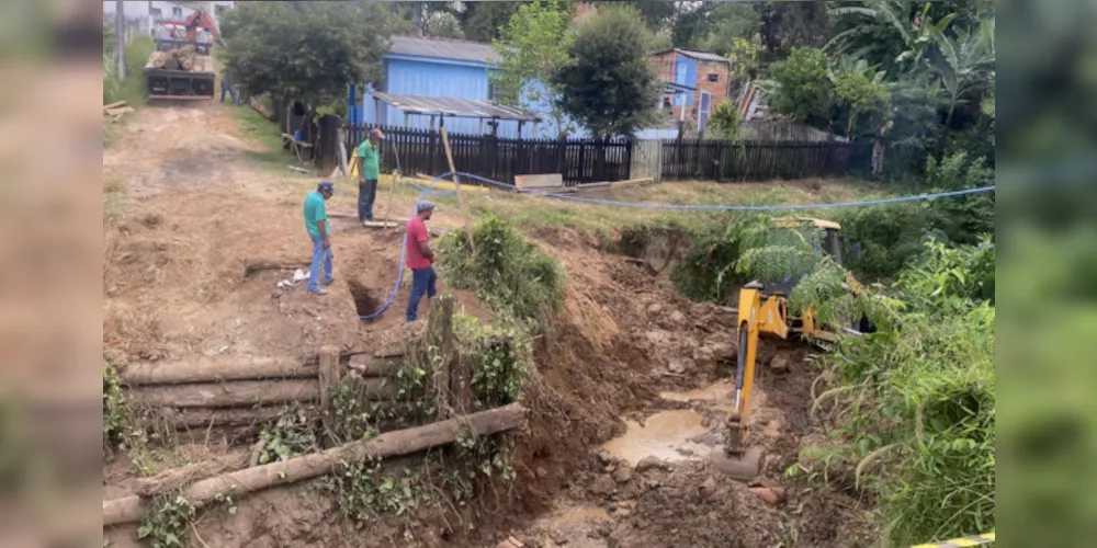 A frente de trabalho está interditando temporariamente um trecho da via