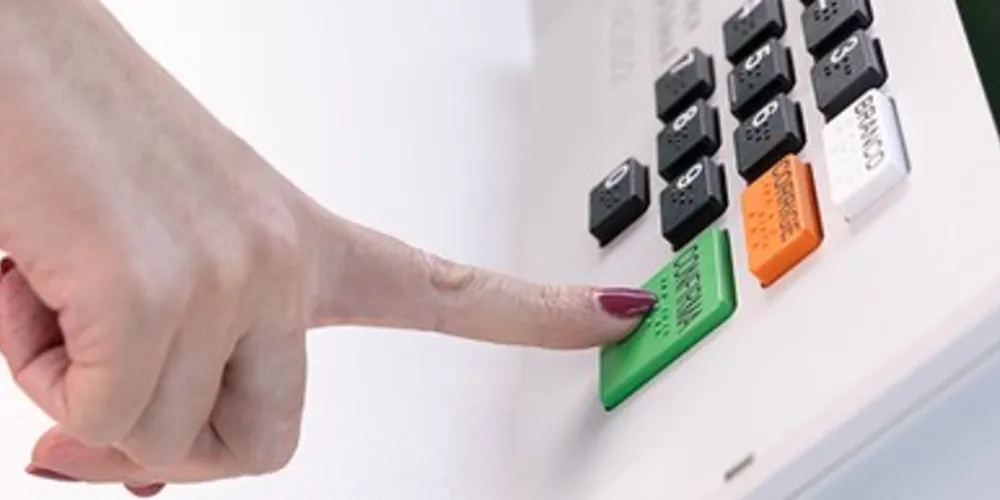 A partir das Eleições Municipais de 2024, a voz sintetizada Letícia guiará eleitoras e eleitores cegos ou com baixa visão