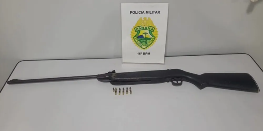 O homem foi levado para a delegacia e a esposa solicitou medida protetiva contra o marido.