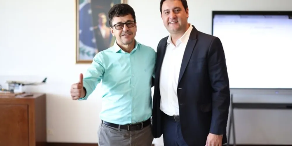 O prefeito explicou a urgência do asfalto na via marginal, paralela com à rodovia PR 160