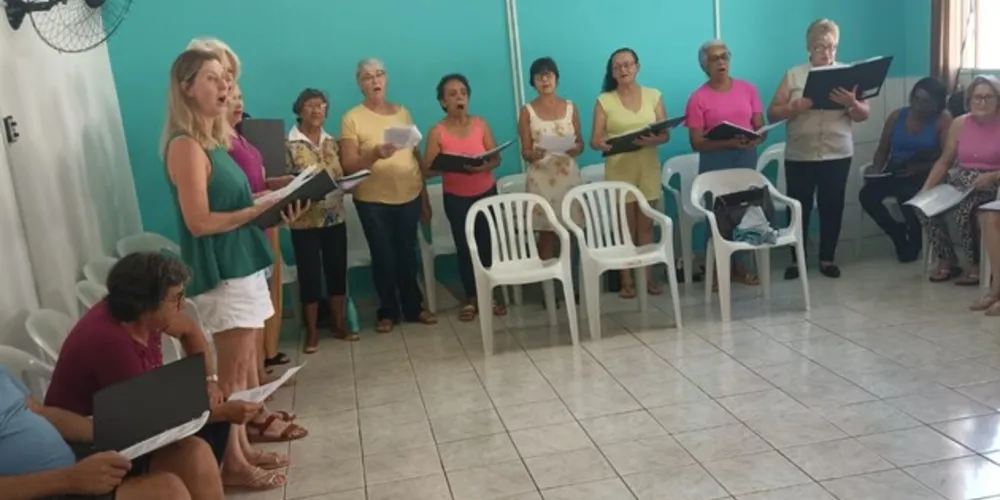 A proposta do coral é reunir pessoas com mais de 60 anos interessadas em música e canto