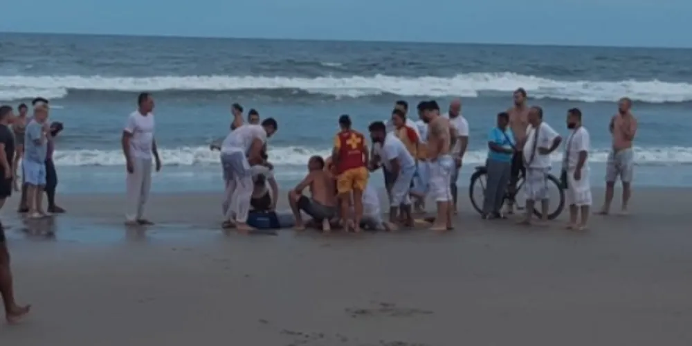 O outro homem, que estava em estado menos grave (grau 3), foi salvo e recebeu atendimento médico na praia