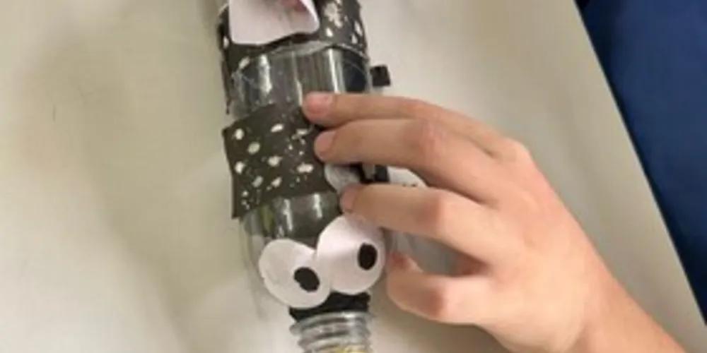 Com o auxílio de materiais recicláveis, a turma confeccionou um mosquito Aedes aegypti.