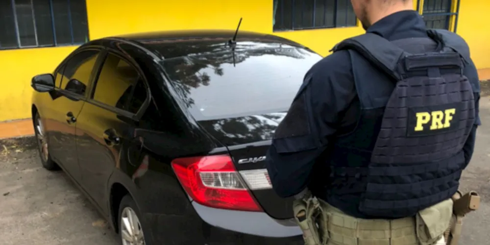 Durante uma abordagem de rotina, os agentes da PRF deram ordem de parada ao condutor de um Honda Civic