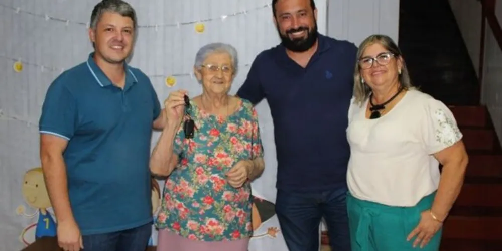 O carro entregue, uma camionete Volkswagem Saveiro, foi adquirido através da emenda parlamentar