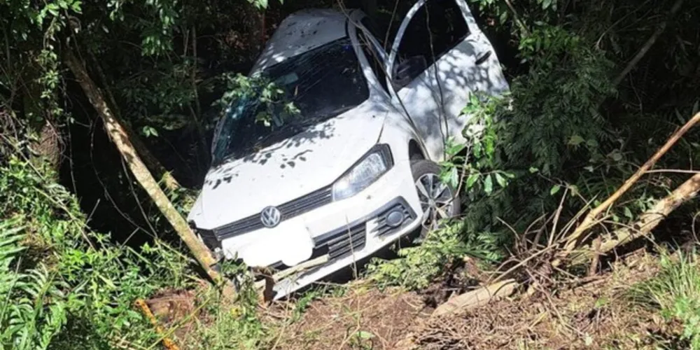 O veículo foi encontrado em uma ribanceira
