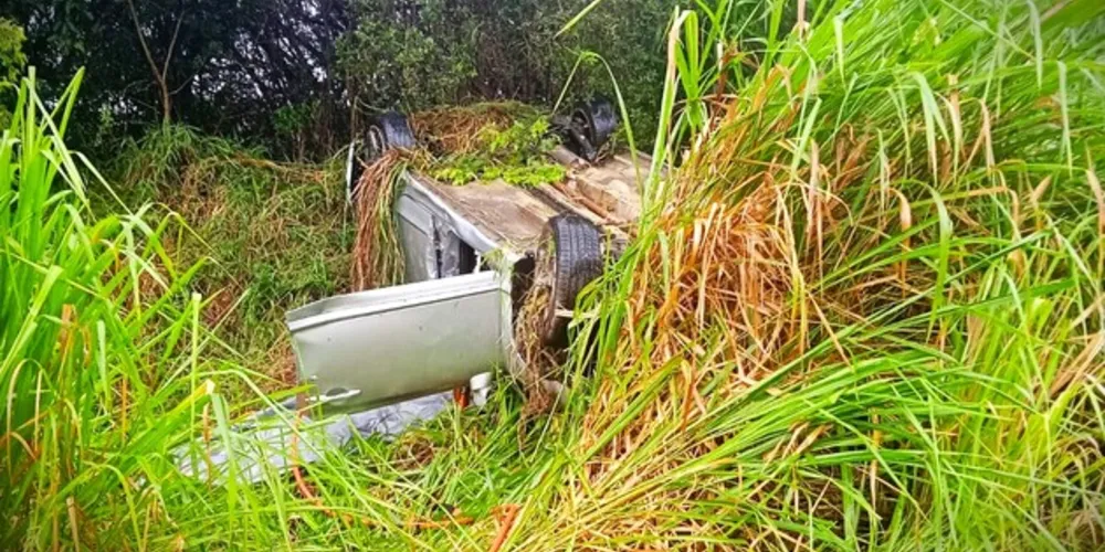Ao sair da via, veículo acabou capotando