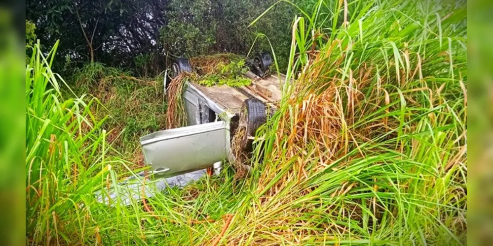 Ao sair da via, veículo acabou capotando