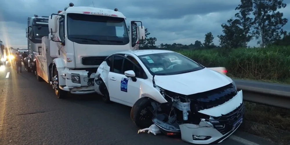 Entre os veículos acidentados, dois tiveram mais danos