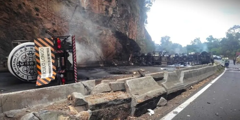 Veículo tombou e pegou fogo na BR-376, nesta quarta-feira (10)