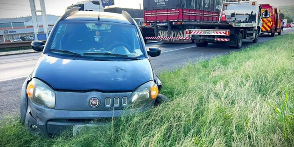 Veículo Fiat Uno ficou parado no acostamento da rodovia