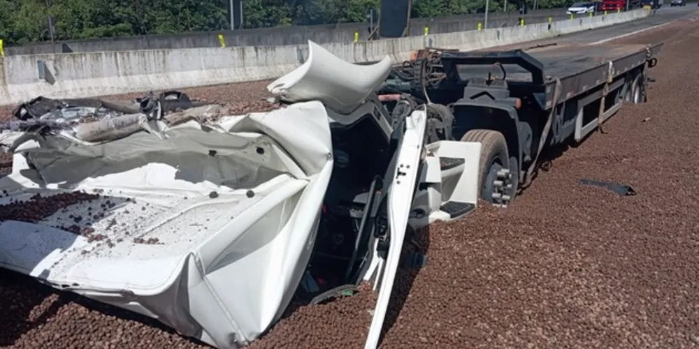 Caminhão guincho ficou destruído com o acidente
