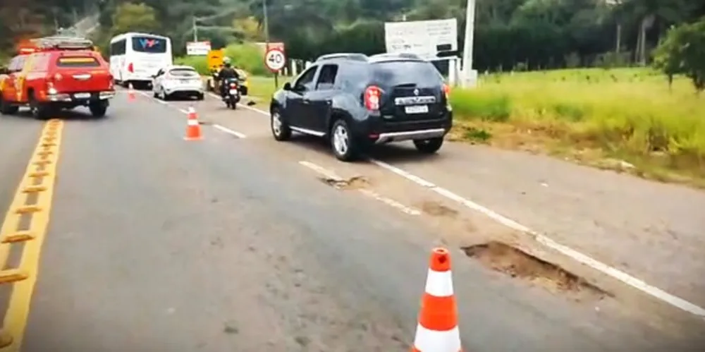 Durante transmissão ao vivo, buracos foram visualizados na via