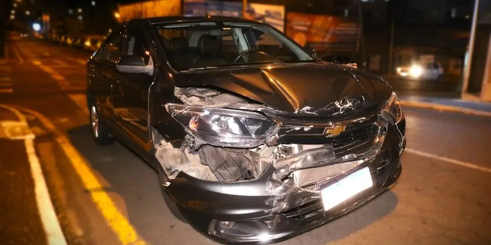 Parte da frente de um dos veículos ficou danificada com a colisão