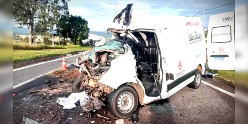 Parte da frente da ambulância ficou destruída com a colisão