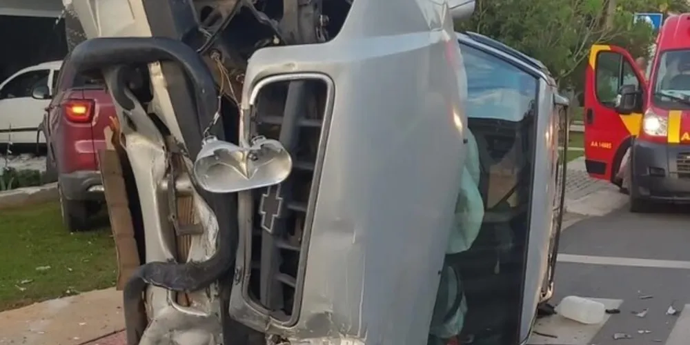 Veículo tombou, após colidir contra outro carro