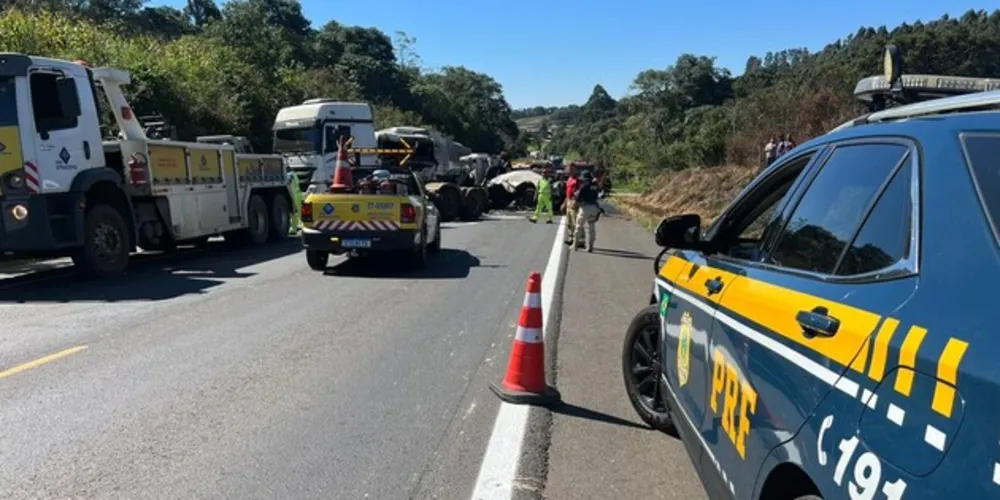 Devido à gravidade do acidente, a pista precisou ser totalmente interditada