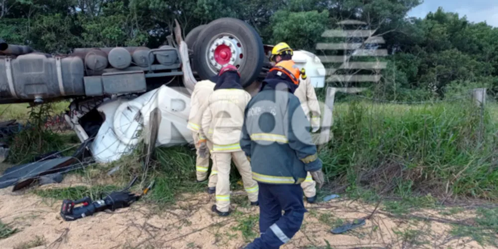 Cabine do caminhão ficou destruída após o acidente de trânsito