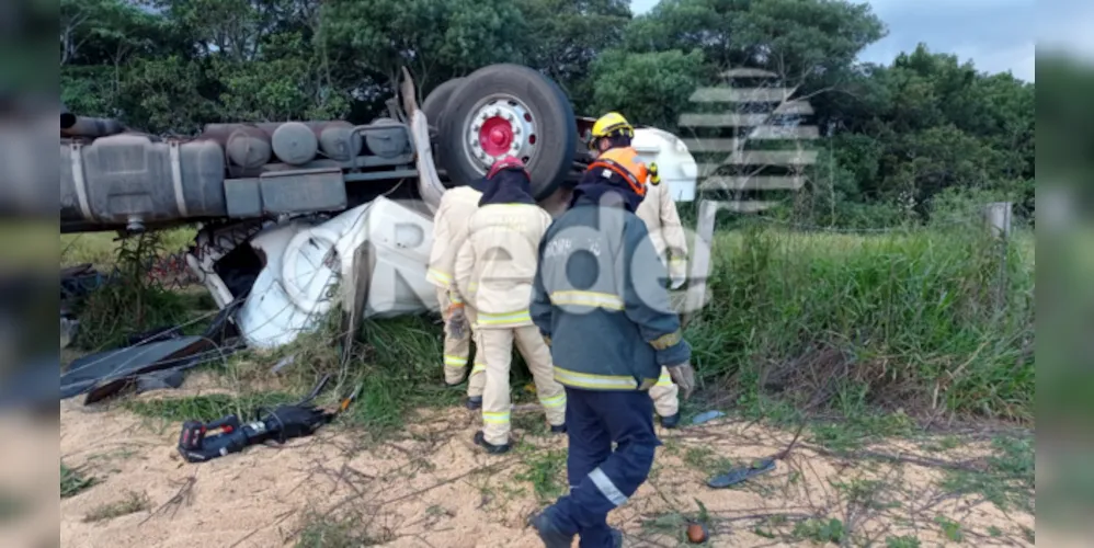 Cabine do caminhão ficou destruída após o acidente de trânsito