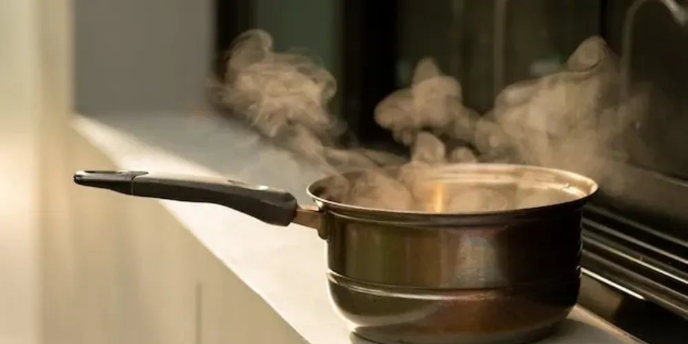 Água quente teria atingido as pernas e os braços do homem