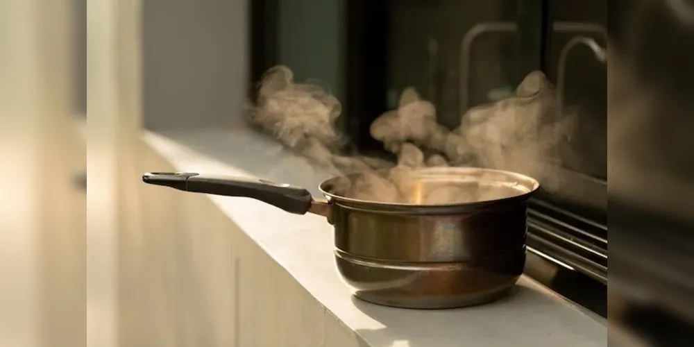 Água quente teria atingido as pernas e os braços do homem