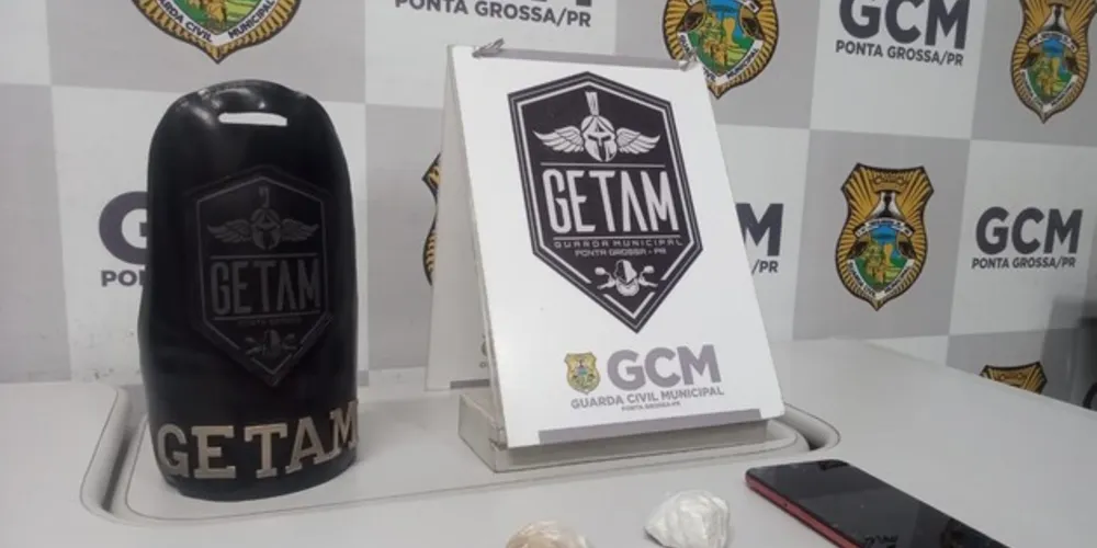 Já na delegacia foi pesado e constatado que havia aproximadamente 25 gramas de cocaína e 25 gramas de crack