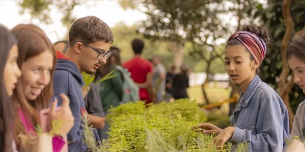 Durante o dia, foram distribuídas mais de 12 mil mudas.