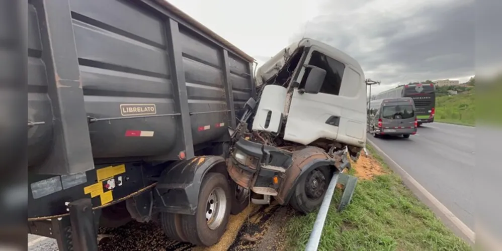 Por conta de um vazamento de diesel, a pista no sentido Curitiba ficou fechada