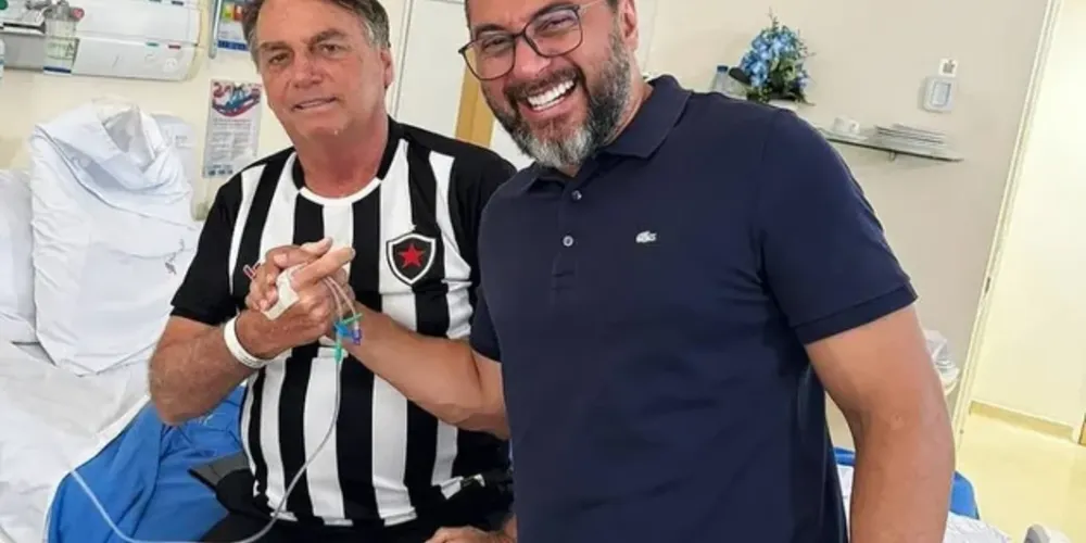 O governador do Amazonas, Wilson Lima, durante visita ao ex-presidente Jair Bolsonaro, que foi a hospital de Manaus para atendimento por erisipela