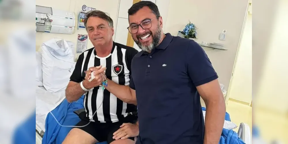 O governador do Amazonas, Wilson Lima, durante visita ao ex-presidente Jair Bolsonaro, que foi a hospital de Manaus para atendimento por erisipela