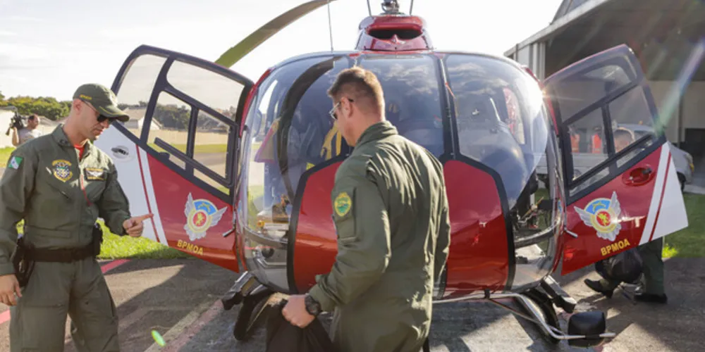 O Governo do Paraná, por meio do Batalhão de Polícia Militar de Operações Aéreas - BPMOA, reforçou a ajuda a catástrofe no Rio Grande do Sul com um helicóptero e quatro tripulantes