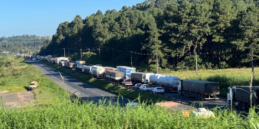 Obras na pista causam fila de 11 km de congestionamento na BR-376