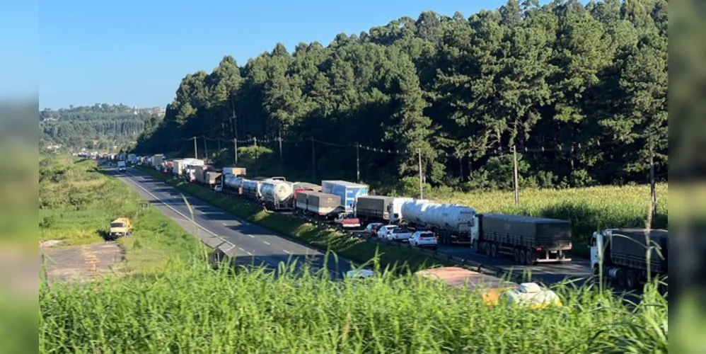 Obras na pista causam fila de 11 km de congestionamento na BR-376