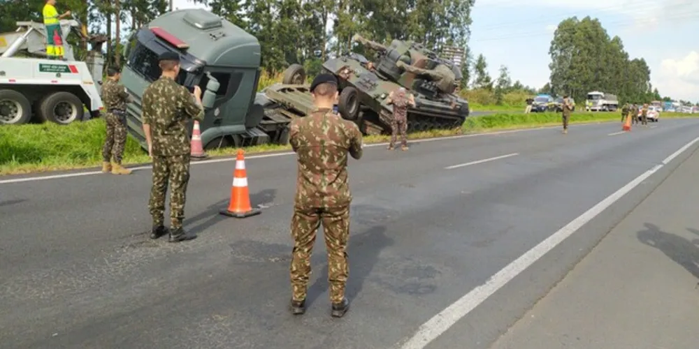 Equipe do Exército esteve no local do acidente.