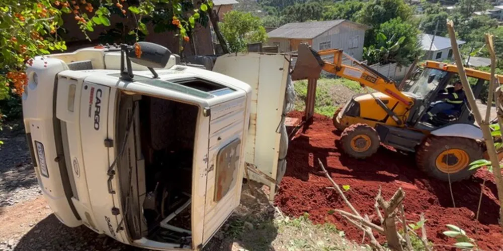 Um trator e dois caminhões guincho foram utilizados para desvirar o caminhão
