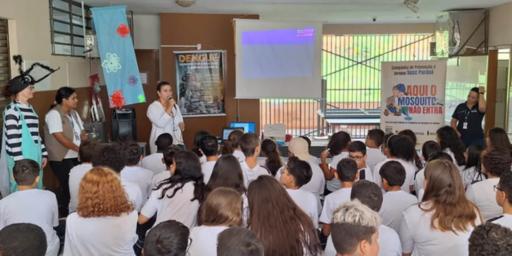 As atividades alertam para os perigos da doença e incentivam práticas simples, como o descarte correto de recipientes que acumulam água