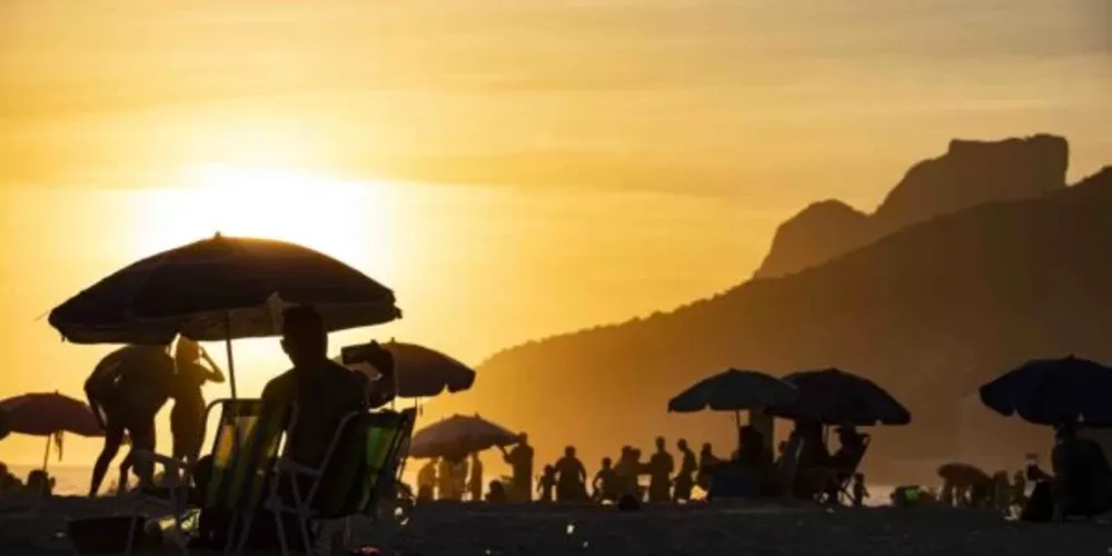 O Ministério da Saúde reforça a necessidade de cuidados durante a onda de calor para evitar insolação, queimadura e desidratação