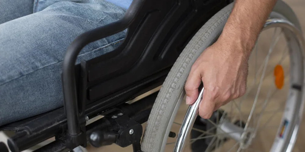 Adolescente utiliza cadeira de rodas para se locomover