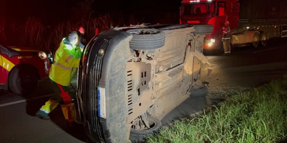 Veículo capotou e ficou sobre a rodovia