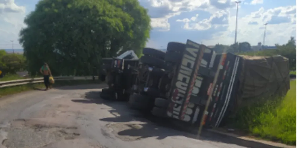 O caminhão está sendo retirado do local neste momento