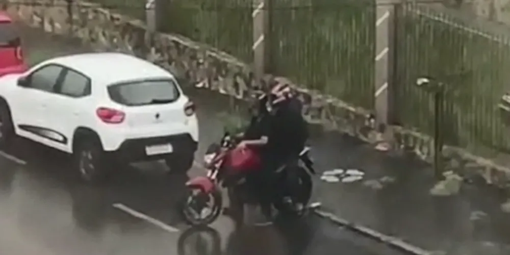 Suspeitos estavam em um Fiat Uno, mas após o assalto, fugiram em uma motocicleta que estava estacionada na esquina