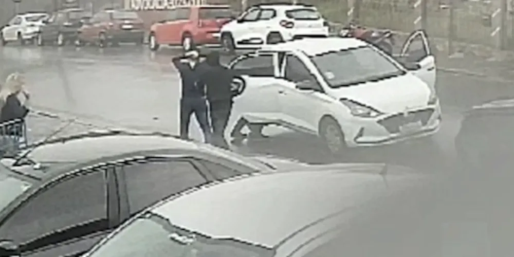 Nas imagens de uma câmera de segurança é possível ver os homens cometendo o crime e, em seguida, fugindo em uma motocicleta