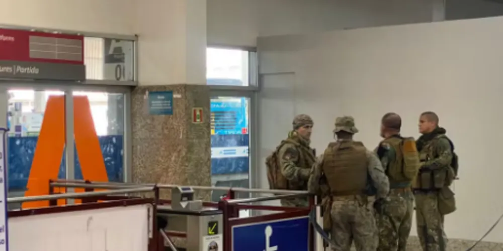 O suspeito foi atingido no tórax e no abdômen e segundo o hospital, ele corre risco de morte